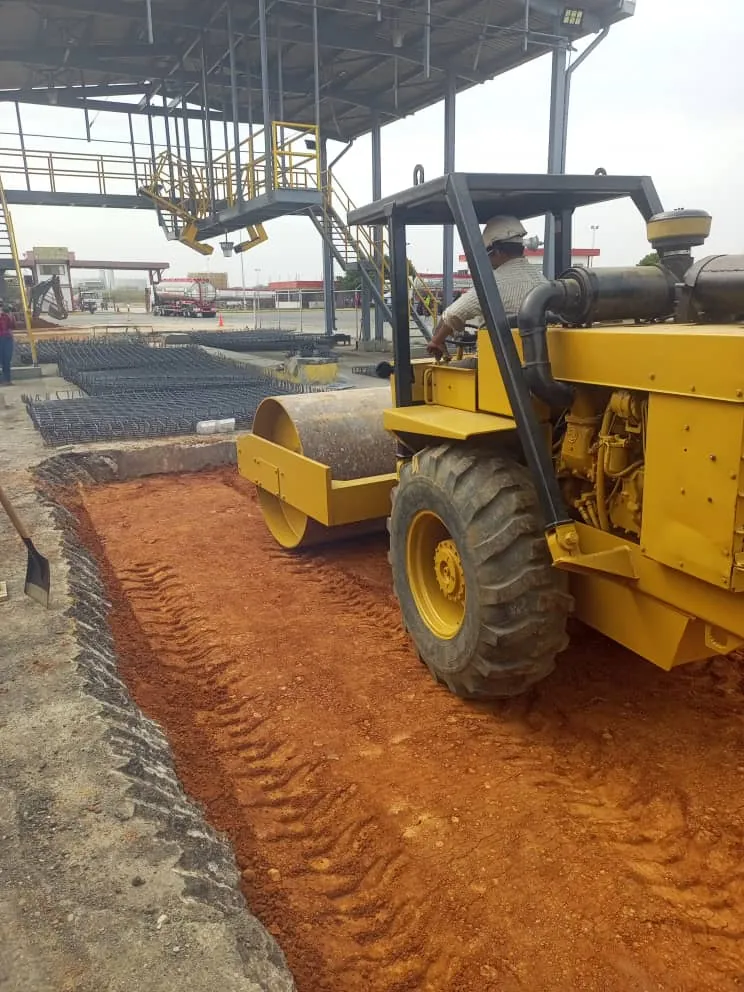 Compactador vibratorio en obra civil industrial