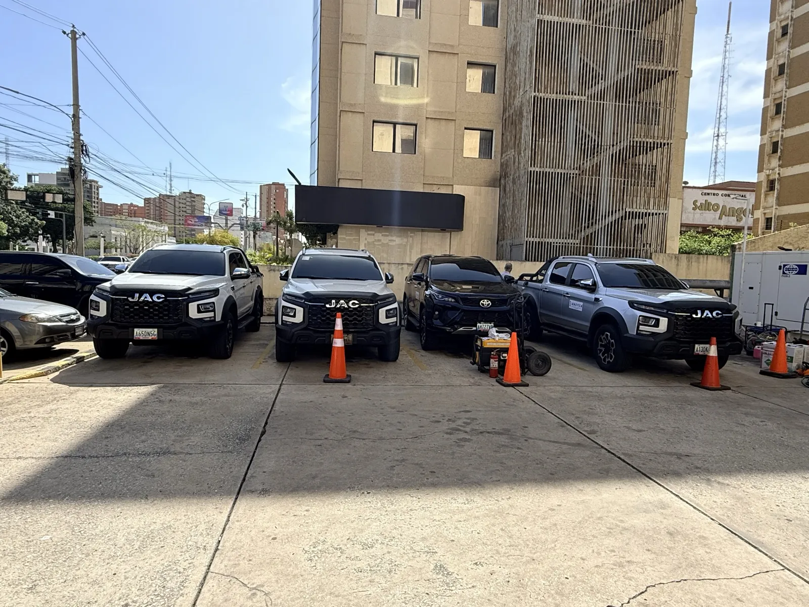 Flota Innoven de vehículos JAC frente a sede operativa