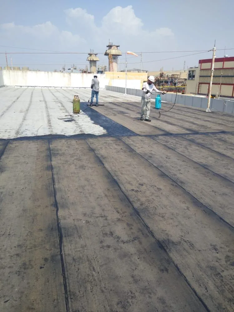 Aplicación de manto asfáltico con soplete en techo industrial