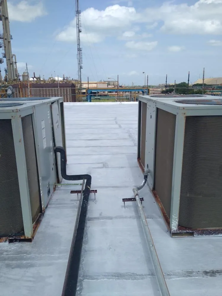 Impermeabilización entre unidades de aire acondicionado de techo