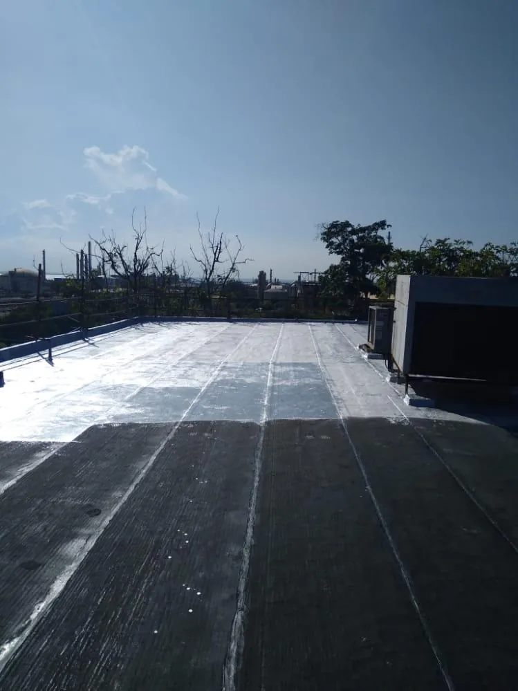 Trabajos de impermeabilización en techo industrial en progreso