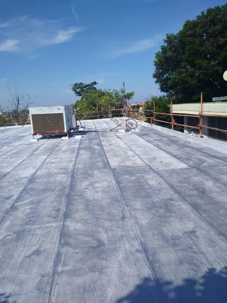 Impermeabilización de techo industrial con equipo de aire acondicionado