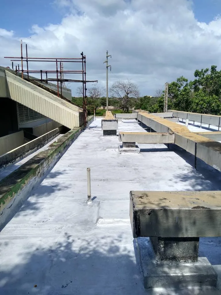 Trabajos de impermeabilización con parapeto y andamios