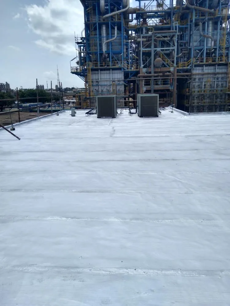 Techo impermeabilizado en planta química industrial