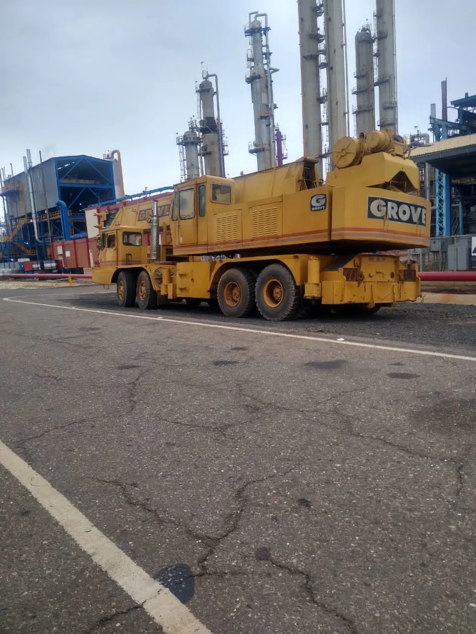 Grúa Grove de movilización en planta industrial