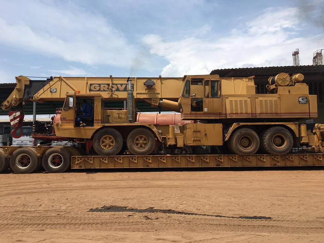 Grúa Grove transportada en plataforma extensible