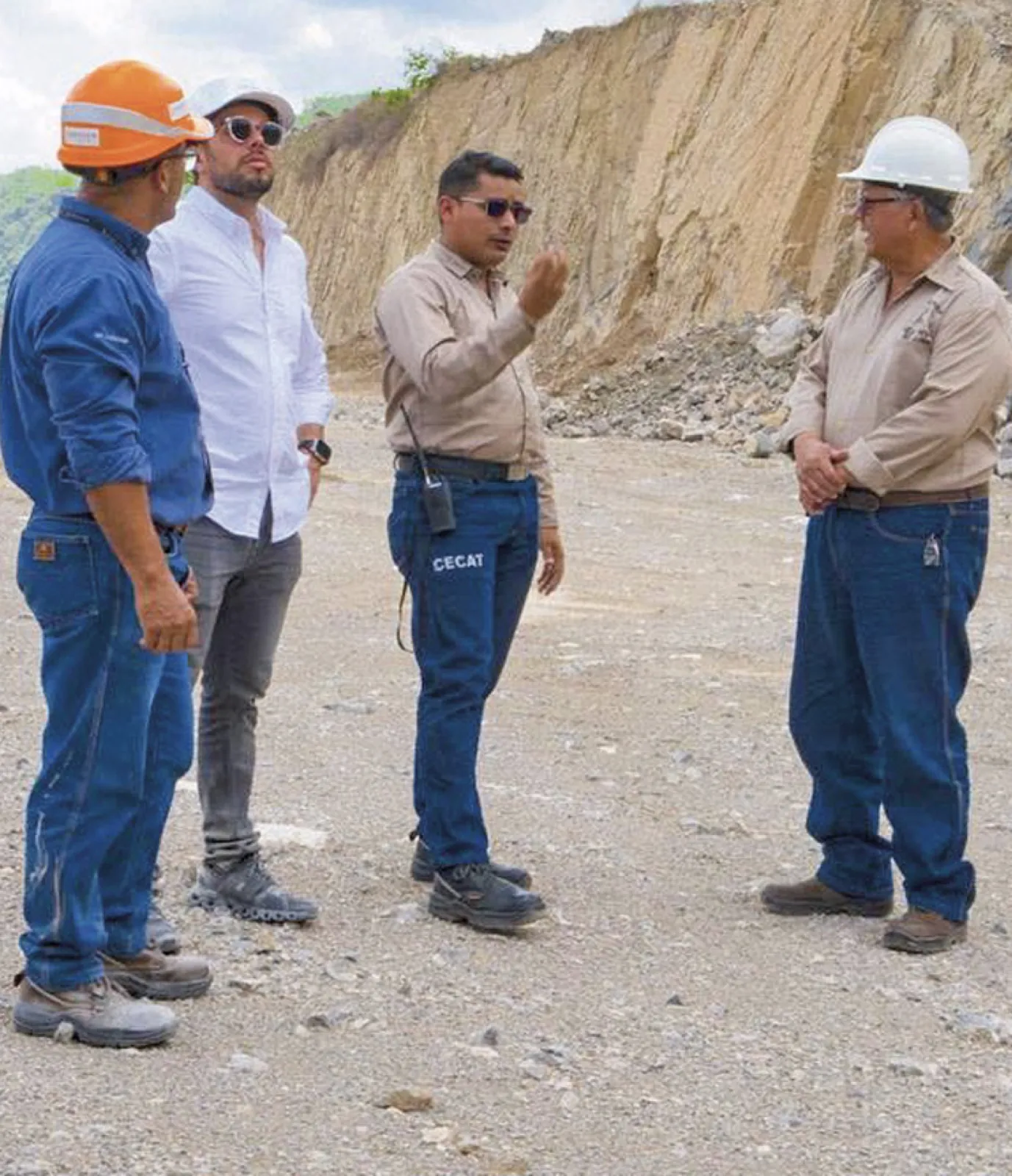 Equipo Innoven en visita técnica con cliente en cantera de Cementos Catatumbo