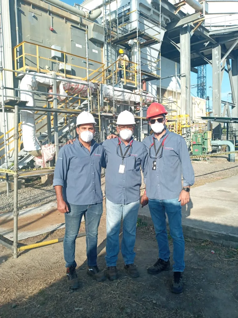 Equipo Innoven en sitio cliente junto a equipos industriales con andamios y EPP
