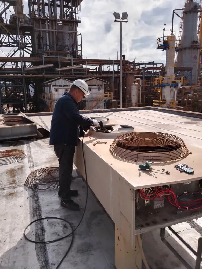 Servicio 24/7 sobre unidades de aire acondicionado industrial