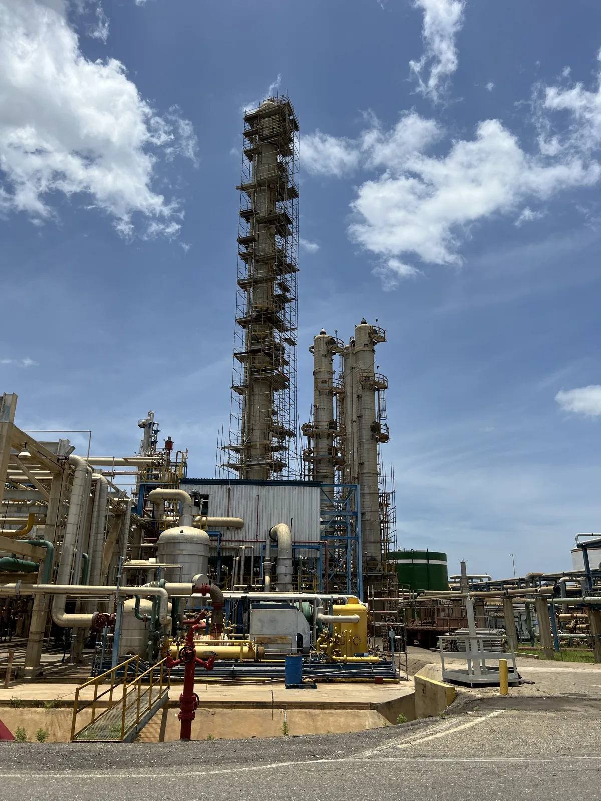 Reparación de aislamiento térmico en torre industrial con andamio completo