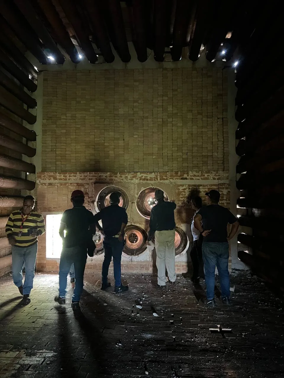 Inspección interna de horno industrial con refractario