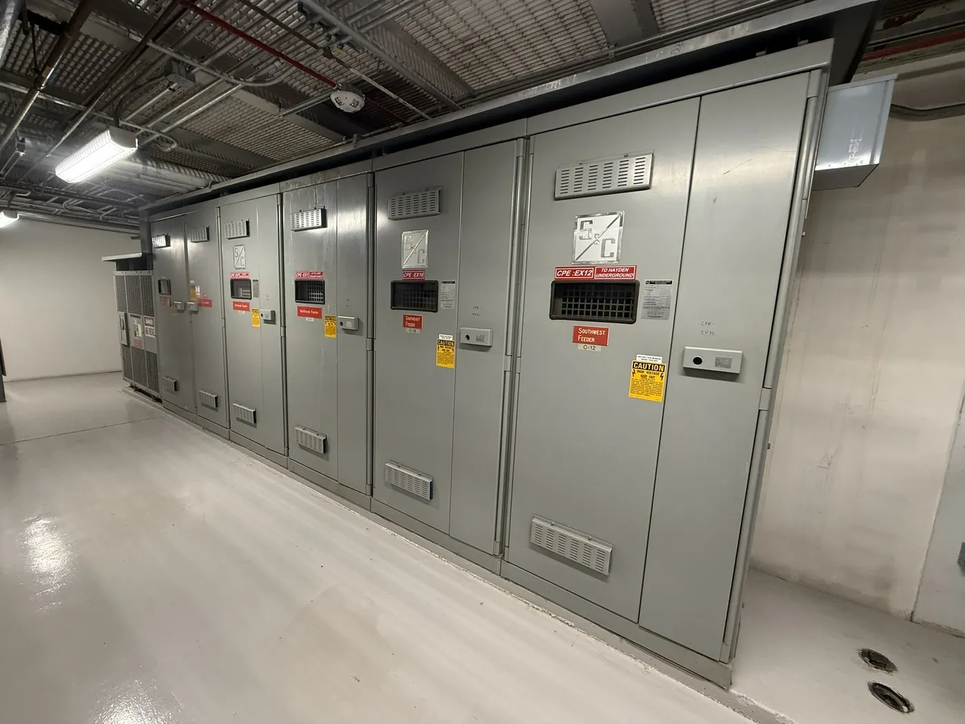 Cuarto de tableros y celdas eléctricas industriales