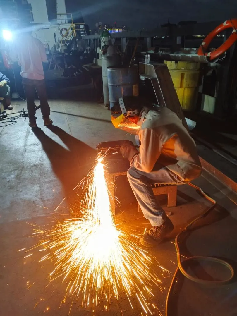 Soldadura industrial nocturna