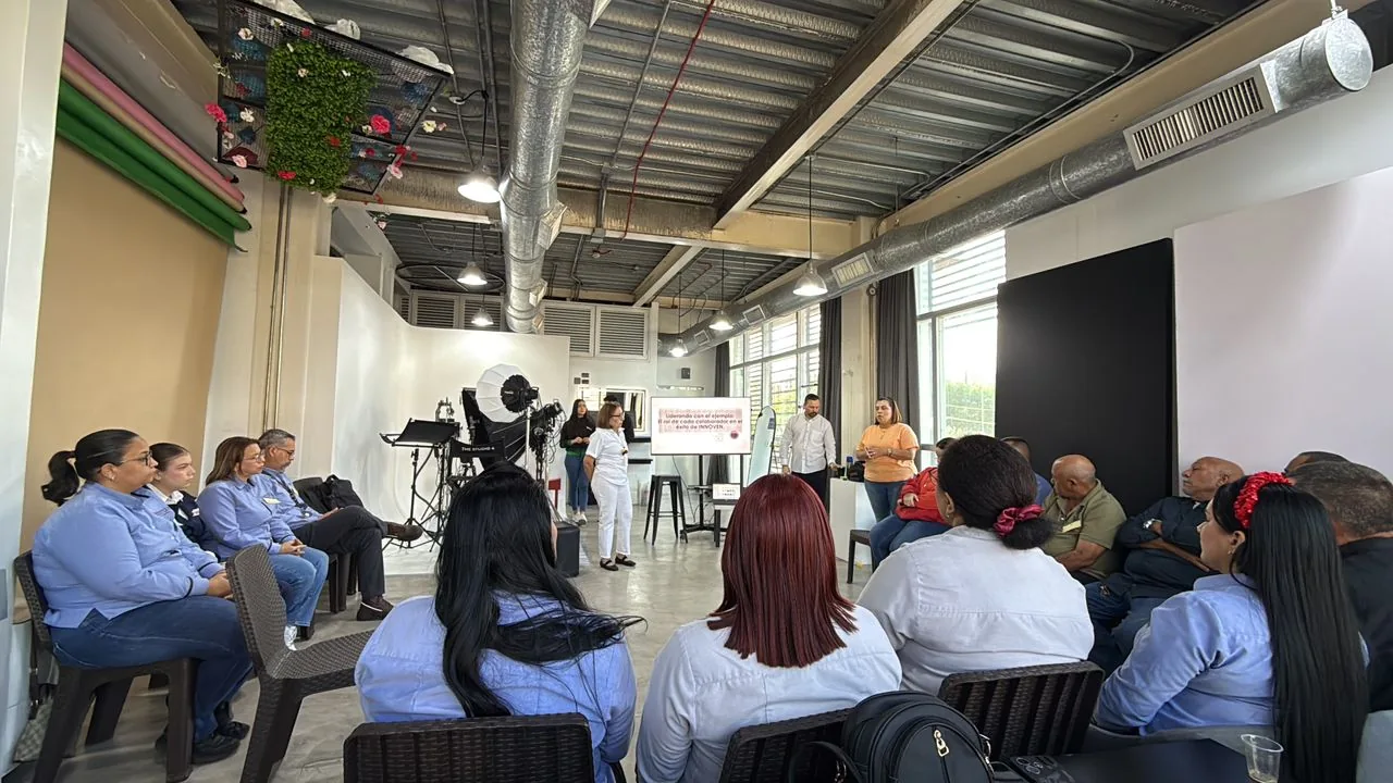 Sesión de capacitación técnica del personal Innoven